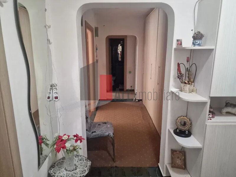 Racovita, Turnu Magurele, vanzare apartament decomandat 3 camere.